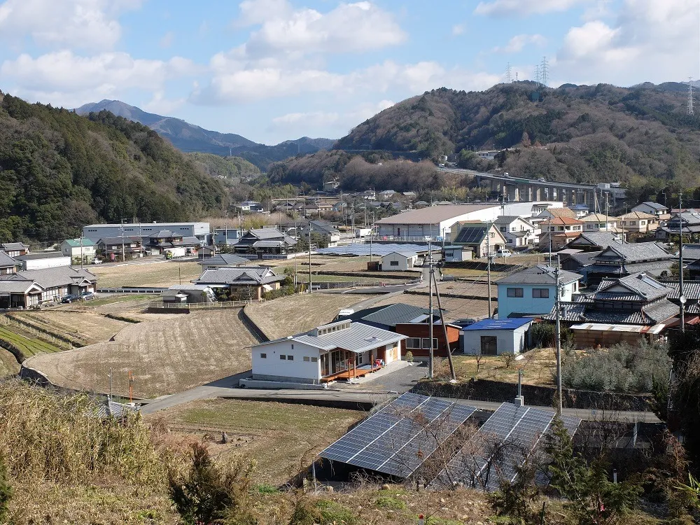 郊外に建つ別棟2世帯平屋建て住宅