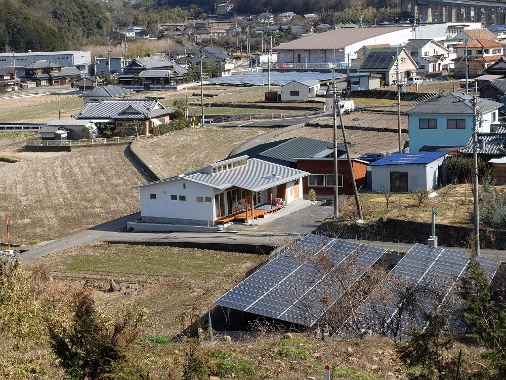 郊外に建つ別棟2世帯平屋建て住宅