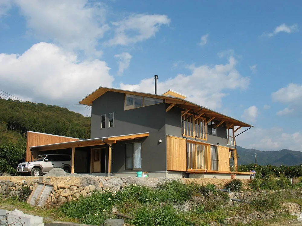 里山に建つ夫婦共働きの木造住宅